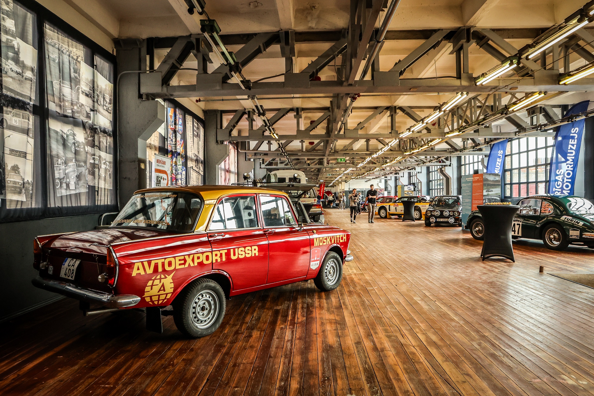 Garage 1965 ekspozīcijas zāle ar vēsturiskām automašīnām